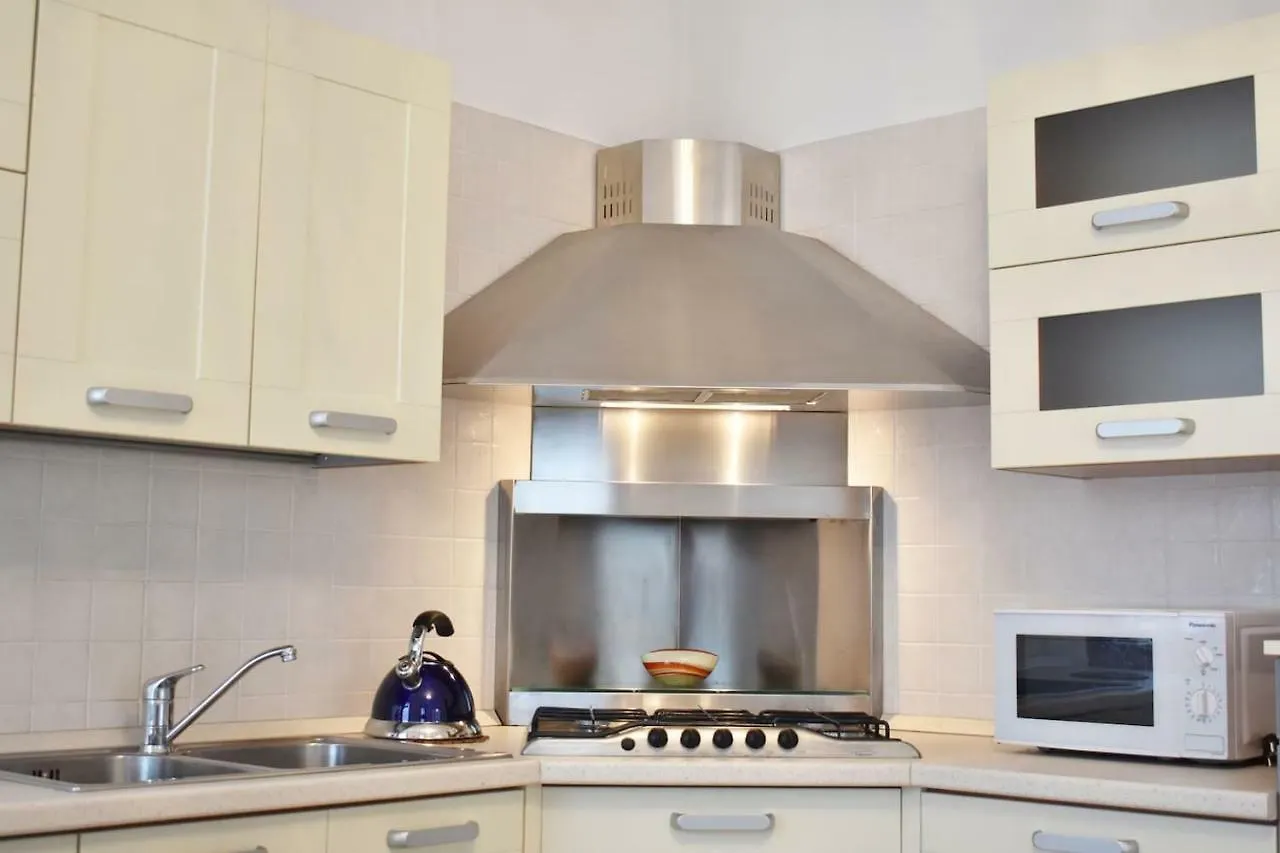 Επικοινωνία με το Comfy Apt 2 Bedrooms And Free Parking - Quite Area