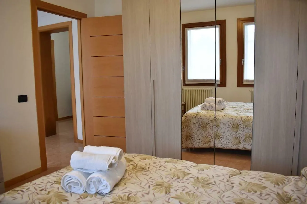 Comfy Apt 2 Bedrooms And Free Parking - Quite Area Favaro Veneto 0*,  Italia